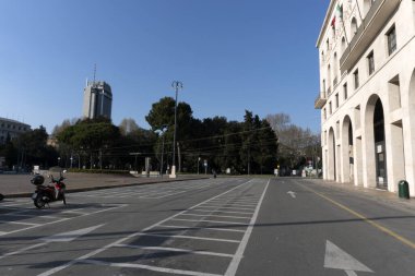 GENOA, İTALYA - 5 Nisan 2020 Coronavirüs yüzünden şehir merkezindeki sokaklar çöl.