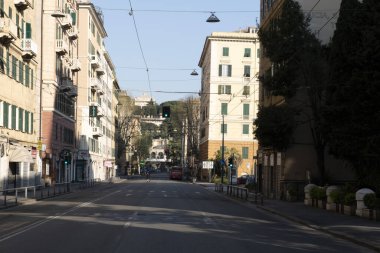 GENOA, İTALYA - 5 Nisan 2020 Coronavirüs yüzünden şehir merkezindeki sokaklar çöl.