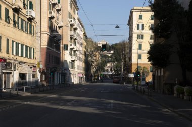 GENOA, İTALYA - 5 Nisan 2020 Coronavirüs yüzünden şehir merkezindeki sokaklar çöl.