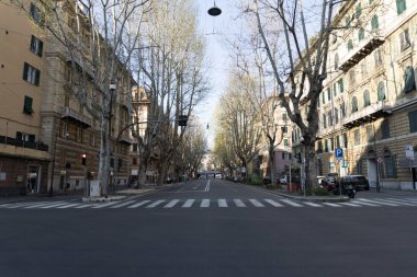 GENOA, İTALYA - 5 Nisan 2020 Coronavirüs yüzünden şehir merkezindeki sokaklar çöl.