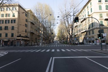 GENOA, İTALYA - 5 Nisan 2020 Coronavirüs yüzünden şehir merkezindeki sokaklar çöl.