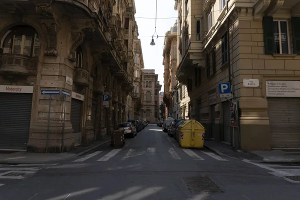 GENOA, İTALYA - 5 Nisan 2020 Coronavirüs yüzünden şehir merkezindeki sokaklar çöl.