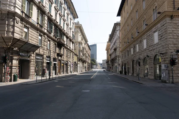 GENOA, İTALYA - 5 Nisan 2020 Coronavirüs yüzünden şehir merkezindeki sokaklar çöl.