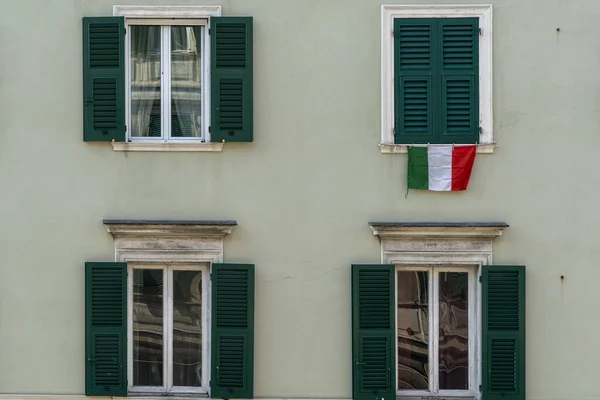 Drapeau Italien Sur Fenêtre Pendant Quarantaine Coronavirus Gênes Italie — Photo