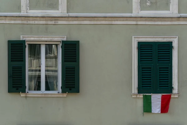 Bandera Italia Ventana Durante Cuarentena Coronavirus Génova Italia — Foto de Stock