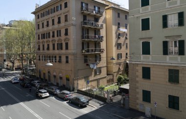 GENOA, ITALY - 9 Nisan 2020 - Coronavirus covid karantinası sırasında yerel polis kontrol merkezi sokaklarında insanlar enfeksiyonun yayılmasını önlemek için evlerinde kalmalı