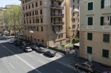 GENOA, ITALY - 9 Nisan 2020 - Coronavirus covid karantinası sırasında yerel polis kontrol merkezi sokaklarında insanlar enfeksiyonun yayılmasını önlemek için evlerinde kalmalı