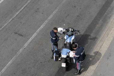 GENOA, ITALY - 13 Nisan 2020 - Coronavirus covid karantinası sırasında polis kontrolü şehir merkezindeki insanlar enfeksiyonun yayılmasını önlemek için evlerinde kalmalı