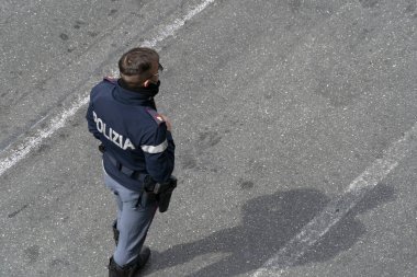 GENOA, ITALY - 13 Nisan 2020 - Coronavirus covid karantinası sırasında polis kontrolü şehir merkezindeki insanlar enfeksiyonun yayılmasını önlemek için evlerinde kalmalı
