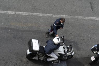 GENOA, ITALY - 13 Nisan 2020 - Coronavirus covid karantinası sırasında polis kontrolü şehir merkezindeki insanlar enfeksiyonun yayılmasını önlemek için evlerinde kalmalı