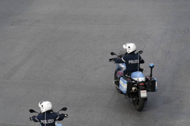 GENOA, ITALY - 13 Nisan 2020 - Coronavirus covid karantinası sırasında polis kontrolü şehir merkezindeki insanlar enfeksiyonun yayılmasını önlemek için evlerinde kalmalı