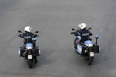 GENOA, ITALY - 13 Nisan 2020 - Coronavirus covid karantinası sırasında polis kontrolü şehir merkezindeki insanlar enfeksiyonun yayılmasını önlemek için evlerinde kalmalı