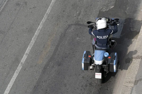 GENOA, ITALY - 13 Nisan 2020 - Coronavirus covid karantinası sırasında polis kontrolü şehir merkezindeki insanlar enfeksiyonun yayılmasını önlemek için evlerinde kalmalı