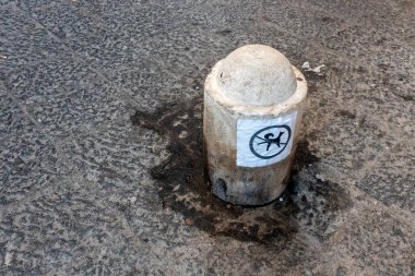 Yolda köpek çişi işareti yok.