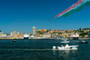 GENOA, ITALY - 26 Mayıs 2020 - Frecce Tricolori İtalya akrobatik uçuş ekibi Ceneviz Deniz Feneri üzerinde covid 19 Coronavirus tecridinin sona erişini kutlamak için