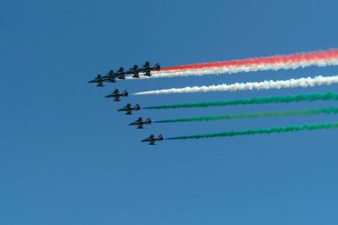 Frecce Tricolori İtalya akrobatik uçuş takımı oluşturun İtalyan bayrağı kırmızı beyaz ve yeşil duman