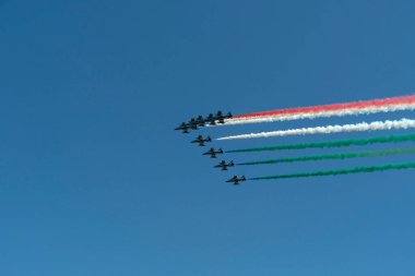 Frecce Tricolori İtalya akrobatik uçuş takımı oluşturun İtalyan bayrağı kırmızı beyaz ve yeşil duman