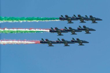 Frecce Tricolori İtalya akrobatik uçuş takımı oluşturun İtalyan bayrağı kırmızı beyaz ve yeşil duman