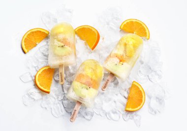 Portakallı mango ve kivili buz, buzlu buzlu dondurma.