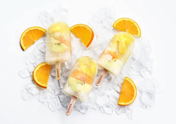 Portakallı mango ve kivili buz, buzlu buzlu dondurma.