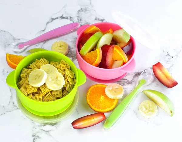 Bebek için renkli meyve ve tahıl kaseleri