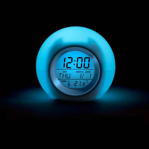 Brilho Led Relógio Alarme Digital Escuro Luz Azul Sobre Preto — Fotografia de Stock