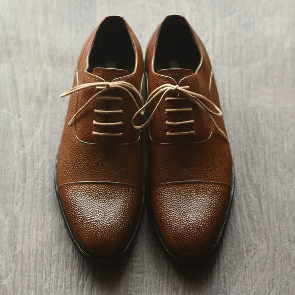 Bağcıklı Mens Kahverengi Ayakkabılar, Ön Manzara
