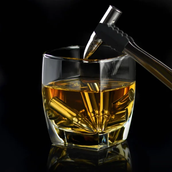 Pallottole Whisky Bicchiere Whisky Con Pinze Sopra Vetro Immagine Stock