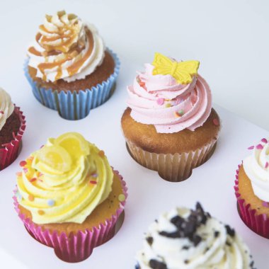 Çilekli, vanilyalı, karamel ve çikolatalı kekler.