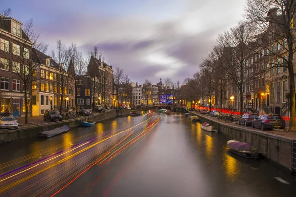 观看阿姆斯特丹浪漫运河的奇泽格拉特夜晚与城市的光和对水的反思 — 图库照片