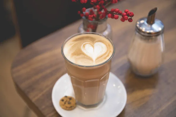 Lezzetli Bir Cappuccino Sütlü Kalp Şeklinde Sütlü Kahve Manzarası — Stok fotoğraf