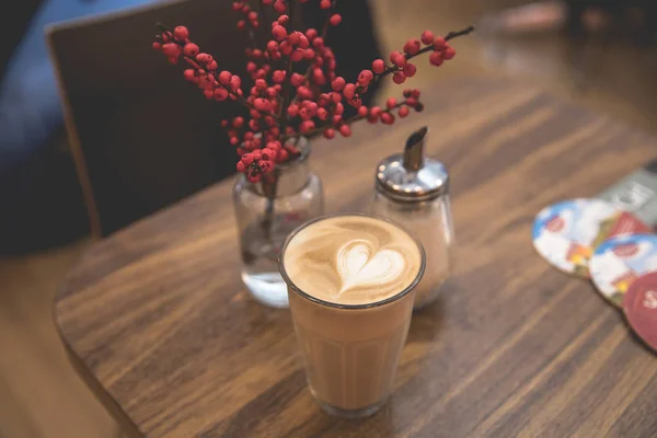 Widok Pyszne Cappuccino Lub Kawiarnia Latte Mlecznym Wzorem Kształtu Serca — Zdjęcie stockowe