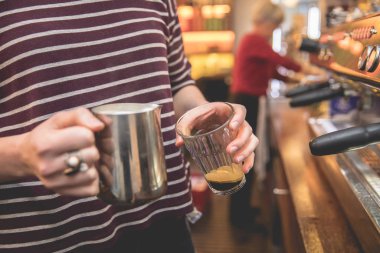 El, Barista 'nın kahvesini hazırlarken, kahve içerken.