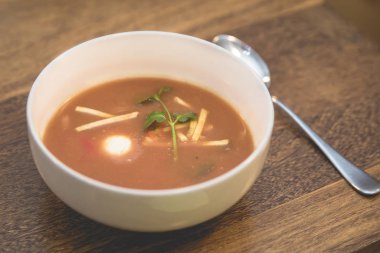 Bir kase sağlıklı domates çorbası
