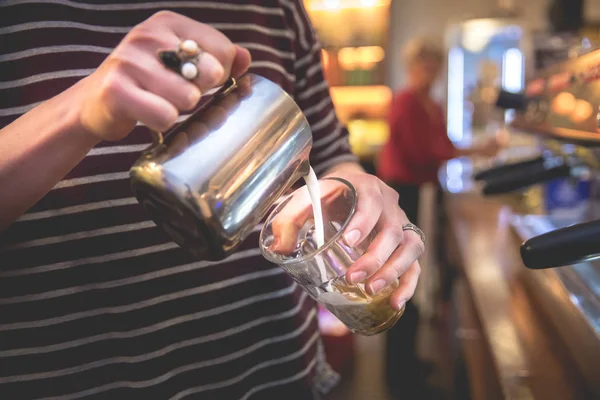 Hand Barista Het Maken Van Latte Cafe Kopje Koffie — Stockfoto
