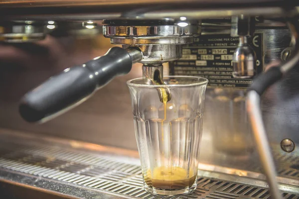 Zoomen Een Espresso Koffiemachine Met Koffie Draait Kopje Koffie Voorbereiding — Stockfoto