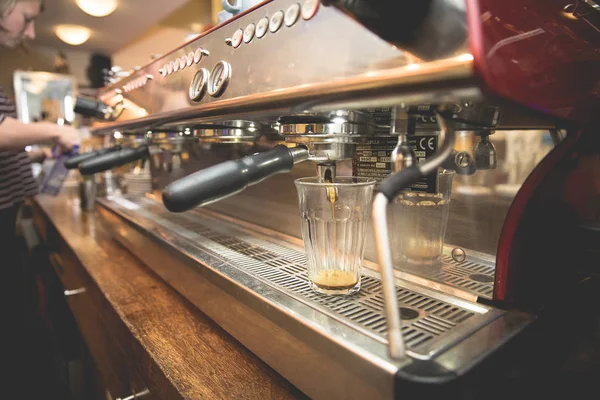 Zoom Egy Eszpresszó Kávéfőző Gép Kávé Futás Csésze Kávé Elkészítése — Stock Fotó