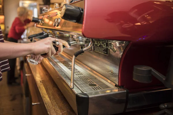 Levágott Feles Barista Kávéfőzővel Elkészíteni Egy Csésze Kávét Női Kávéházi — Stock Fotó