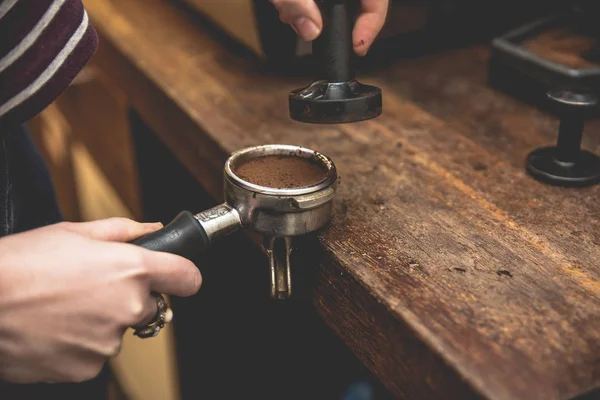 Barista Bedrijf Portafilter Koffie Knoeien Maken Van Een Espressokoffie — Stockfoto