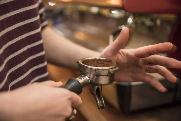 Barista Bedrijf Portafilter Koffie Knoeien Maken Van Een Espressokoffie — Stockfoto