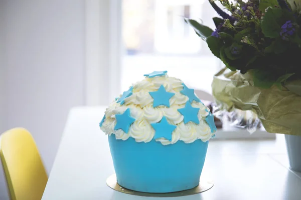 Grand Gateau De Mariage Cupcake Ou Gateau D Anniversaire Avec Creme Et Etoiles Bleues Decoration Glacante Isole Vanille Stock Photo