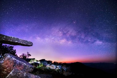 Taş lodge gece gökyüzü yıldızlar arka plan üzerinde