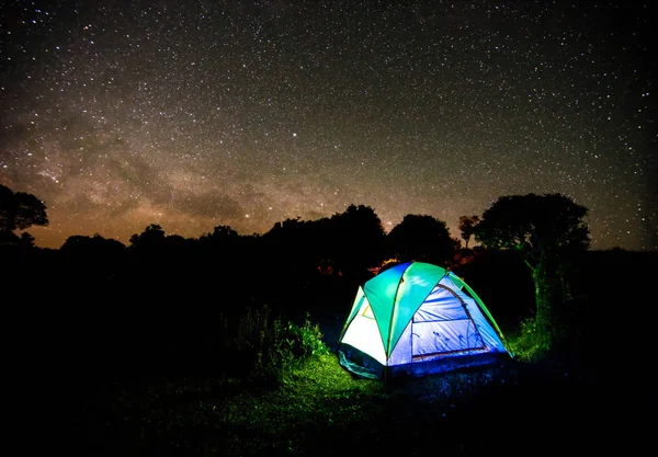 Camping tält under natthimlen stjärnor — Stockfoto