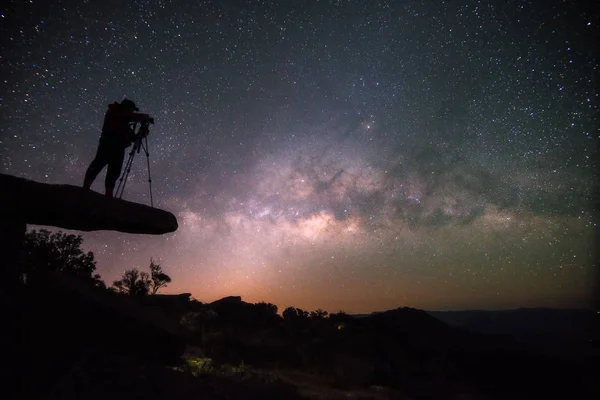 Kameramannen tar foto av Vintergatan — Stockfoto