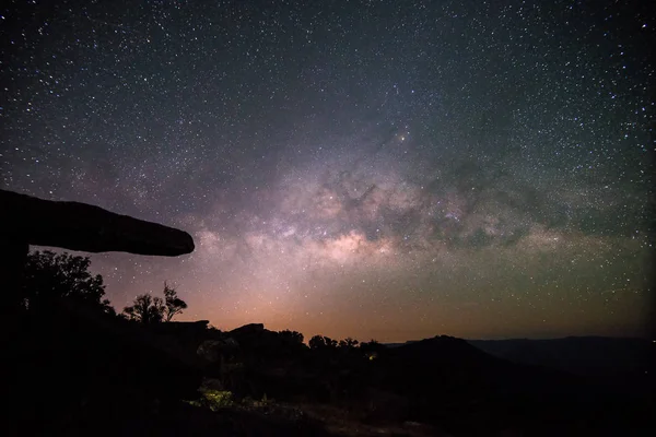 Stone lodge på natt himmel stjärnor bakgrund — Stockfoto