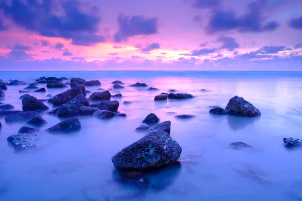 Alacakaranlıkta, beyaz kum plaj romantik sahil