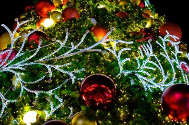 Siyah arkaplanda renkli Noel ağacı