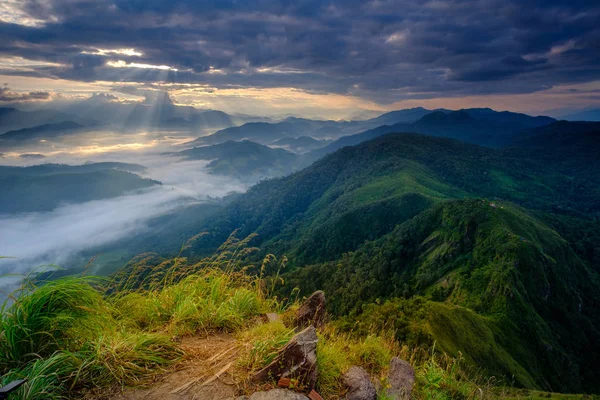 Topo da vista da montanha pela manhã em Lerkwador, província de Tak, Tailândia — Fotografia de Stock