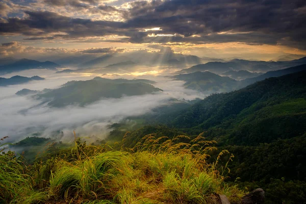 Vista superior de la montaña por la mañana en Lerkwador Imagen de stock