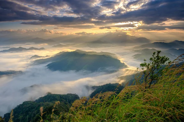 Στην κορυφή του βουνού το πρωί στο Lerkwador — Φωτογραφία Αρχείου